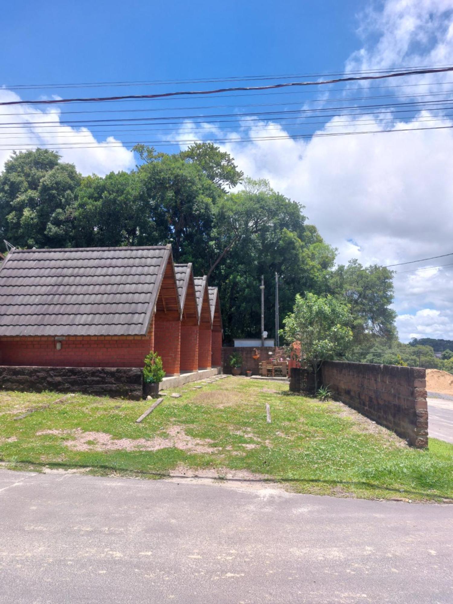 Pequena Pousada Pernottare Estacionamento Frente E Lado Publico Privado Gramado Dış mekan fotoğraf