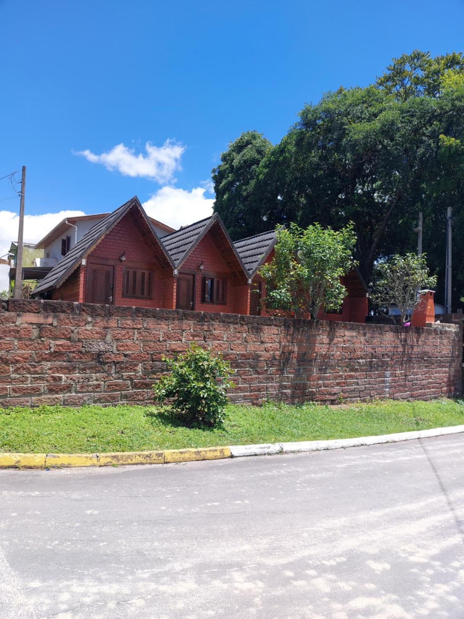 Pequena Pousada Pernottare Estacionamento Frente E Lado Publico Privado Gramado Dış mekan fotoğraf
