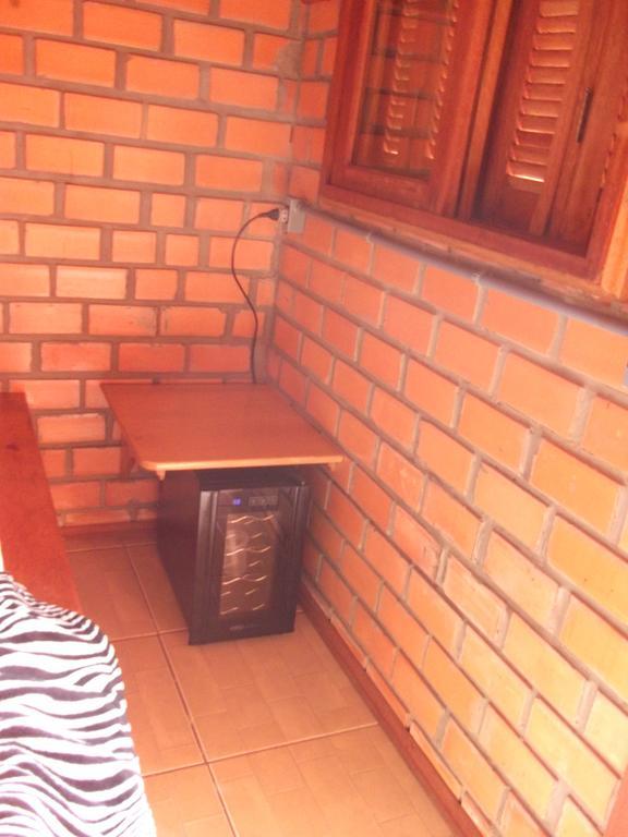 Pequena Pousada Pernottare Estacionamento Frente E Lado Publico Privado Gramado Oda fotoğraf